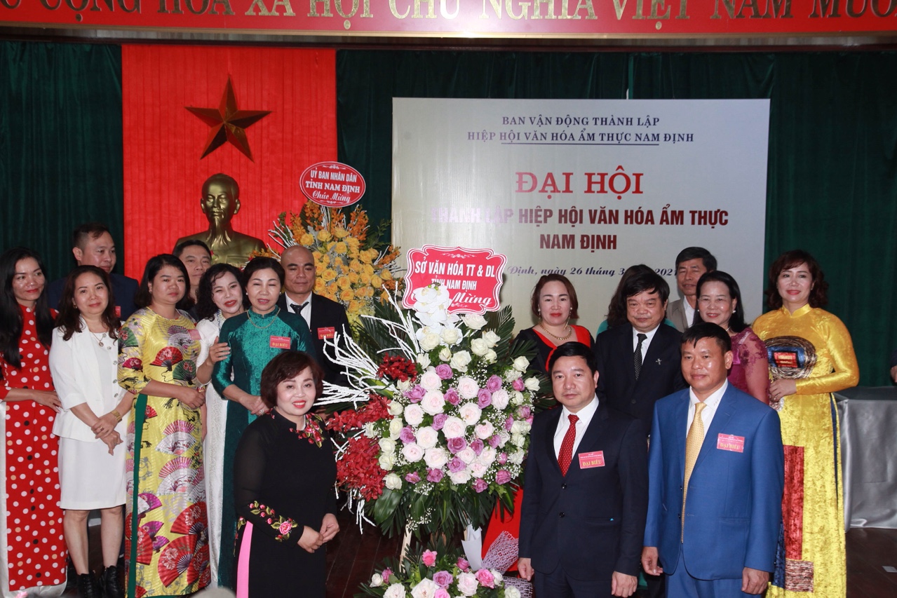 Sở VHTTDL Nam Định tặng hoa chúc mừng Đại hội.